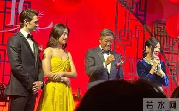 伟忠哥:大S具俊晔参加伟忠哥女儿归宁宴,盛装打扮合影都手牵手,大S胖了