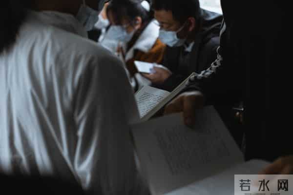 画室模特：我在画室给女模特写生，她悄悄解开了衬衫的第二颗扣子