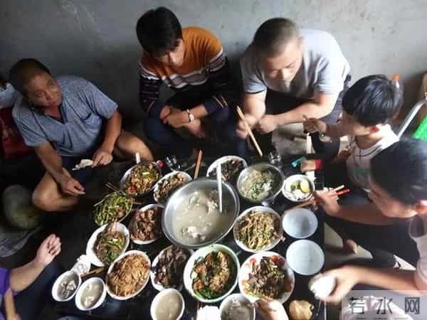 夫妇身亡留下的8孩有很多人想领养