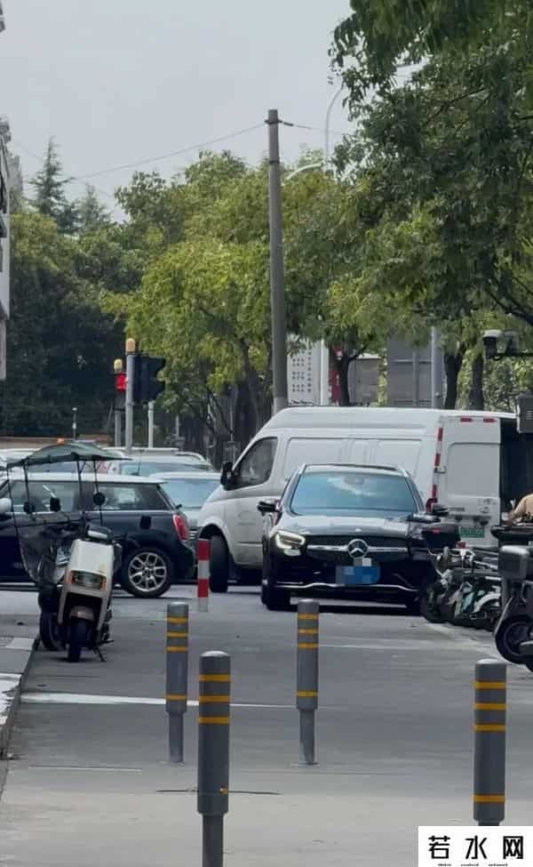 上海一条街生意变萧条？多家店铺关门！商户无奈：“罪魁祸首”就在门口马路上→