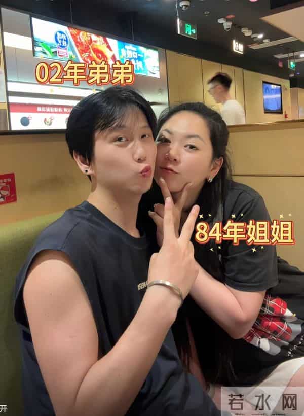 单亲妈妈嫁女儿同学的爸爸