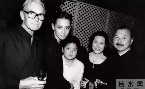 周佳纳：世界超模周天娜：拥有完美面孔，却被2个情人抛弃，公开患有艾滋