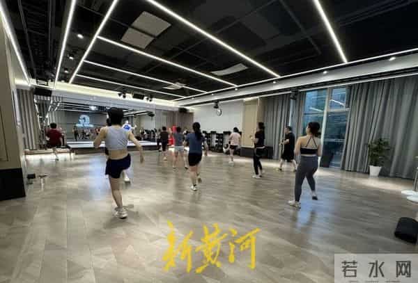 团购健身卡：记者实探立秋后健身房：市民锻炼热度不减，自助健身房和团购健身卡受宠