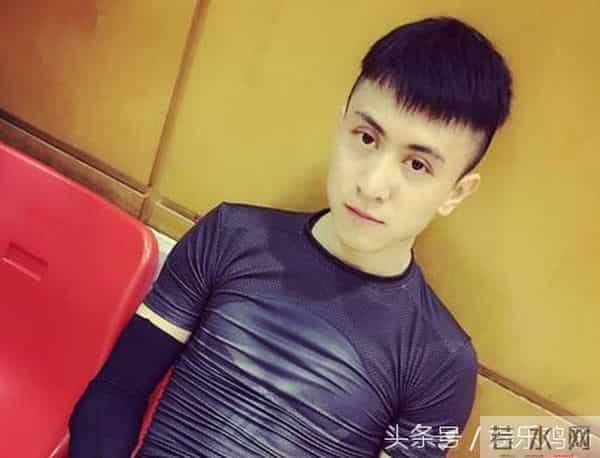 阿娇晒异性合照