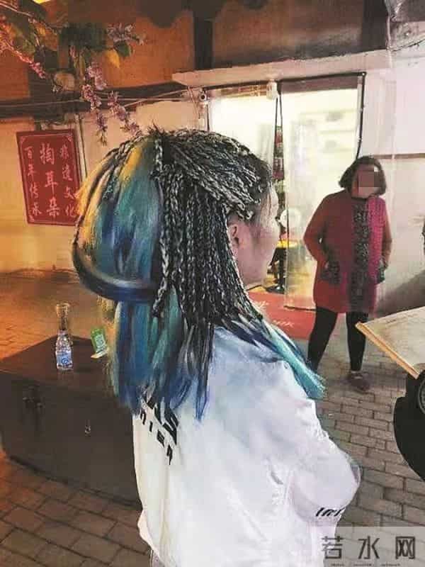 女孩编完脏辫后报警称5300元太贵