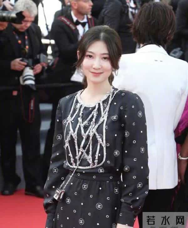 嘎纳红毯:戛纳红毯来了!有人脸僵有人礼服奇葩,还有“法国毯星”抢镜