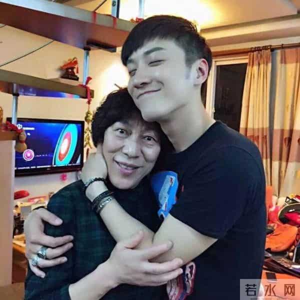 乔任梁妈妈:乔任梁妈妈独往墓园扫墓,向爱子报平安泪点多,碑前满是鲜花供品