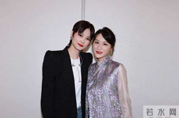 叶一茜李宇春合影