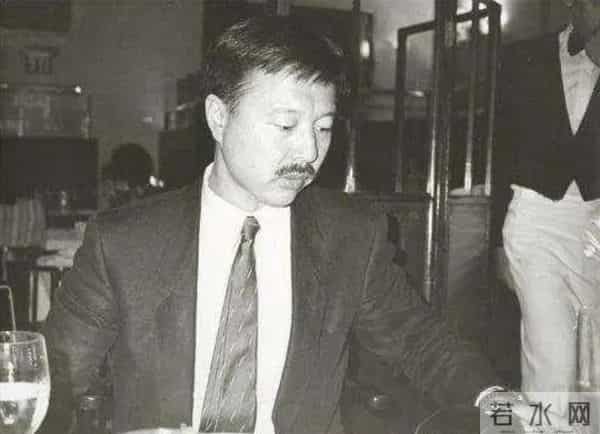 周佳纳：世界超模周天娜：拥有完美面孔，却被2个情人抛弃，公开患有艾滋