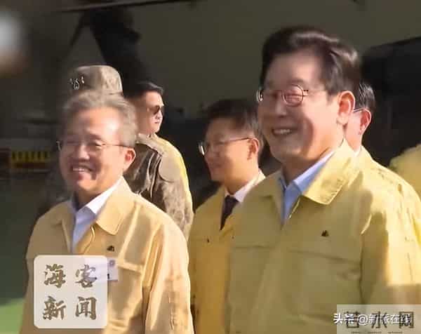 韩总统雨中撑伞不顾老婆被嘲