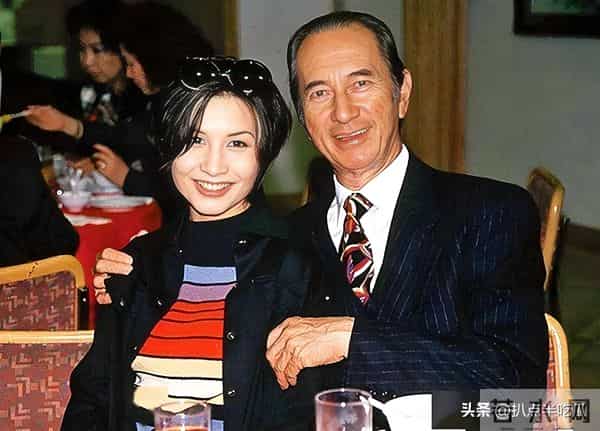 月事妹是谁:何超莲否认婚变 - “豪门赘婿”不好当,感情混杂利益,狗血一地?