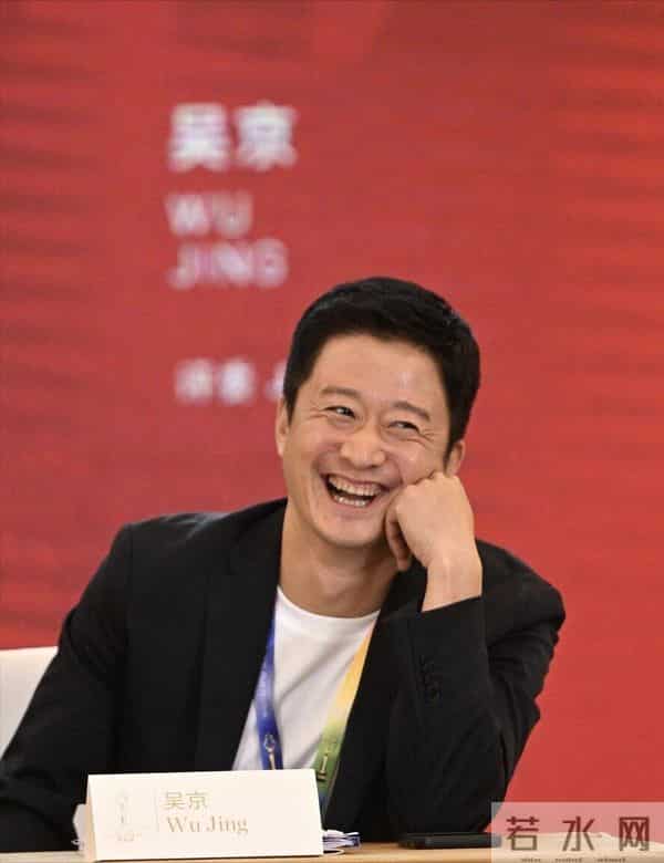 吴京两次拒绝并躲开女嘉宾挽手
