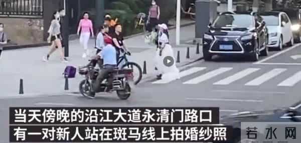 男女半裸裹床单躺斑马线拍婚纱照