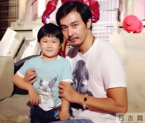 连凯老婆:52岁连凯全家定居内地,经营化妆培训中心,近照胡子拉碴男人味足