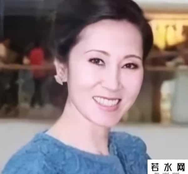 71岁王健林限高取消，暴瘦还债卖广场，儿子王思聪却在潇洒度假
