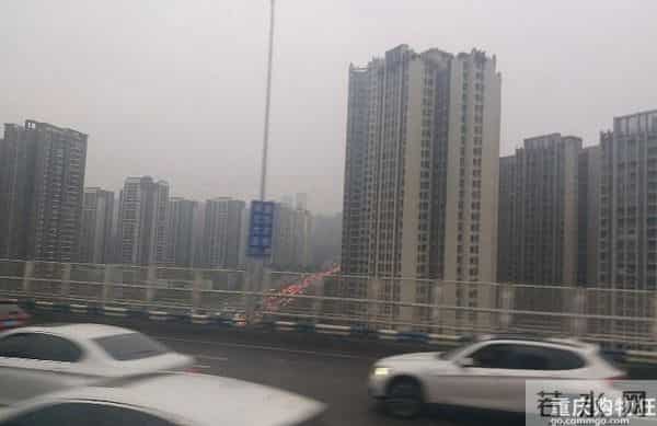 重庆嫩雀儿：直击重庆第一个限行+限号工作日交通路况！网友：被堵到怀疑人生