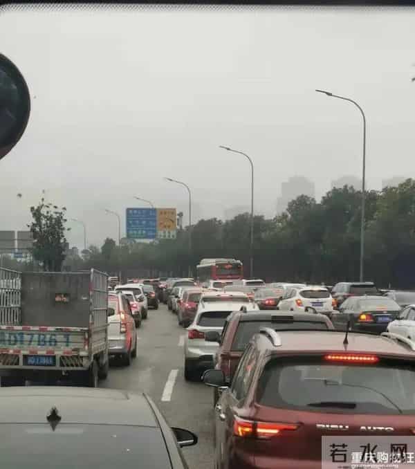 重庆嫩雀儿：直击重庆第一个限行+限号工作日交通路况！网友：被堵到怀疑人生