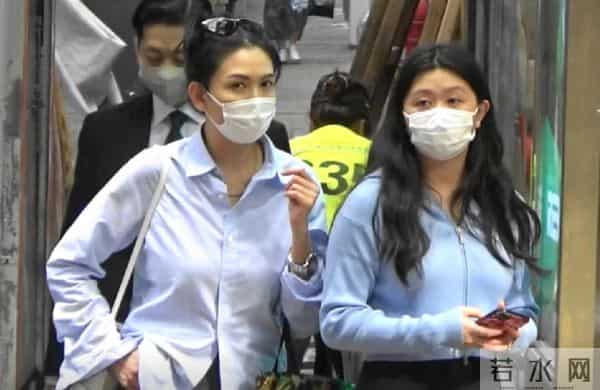 邱淑贞三女儿同框