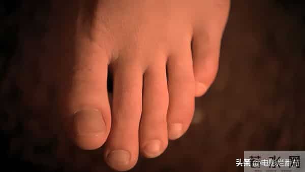 恋足片:1万美金舔脚半小时?导演昆汀被曝恋足癖,影片多次出现脚的场景