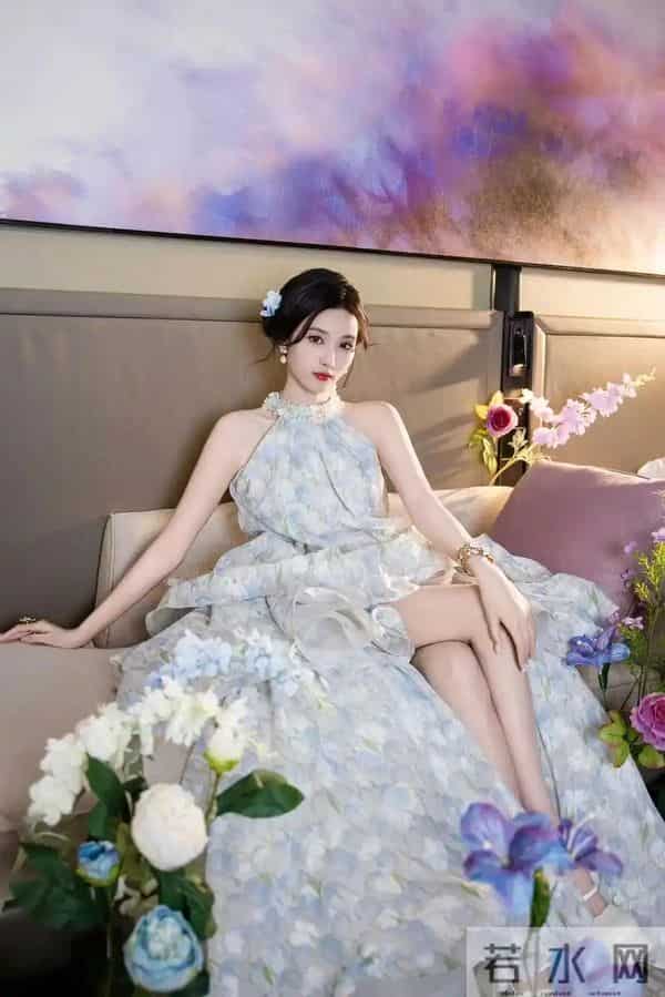 娇俏新娘:甜晕!徐艺洋试 12 套婚纱为黄子韬备婚,身材竟被质疑 “风格不贴”