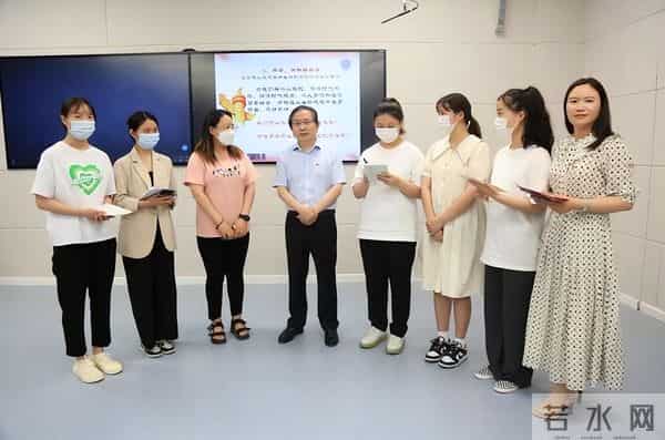 校长封银曼上台讲防疫抗疫思政课：同学，胸怀祖国奋进新时代