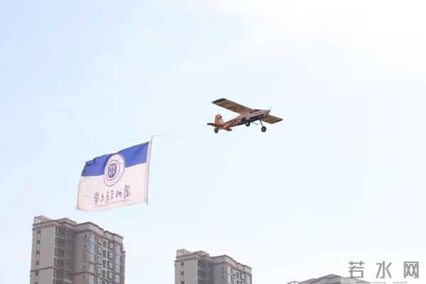 校运会通讯稿英姿飒爽展青春风采 顽强拼搏迎百年华诞——兰州交通大学第五十二届运动会隆重开幕