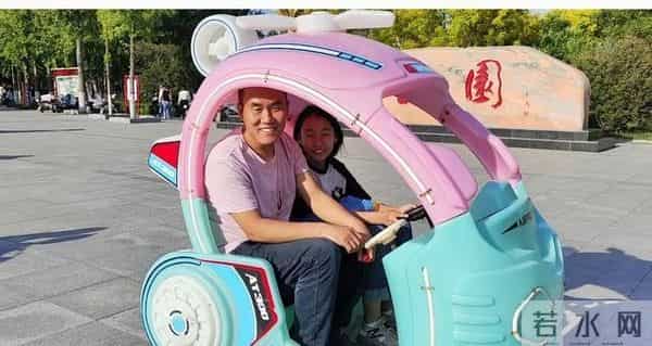 14岁青春期女儿初二住宿放学回家第11次,爸爸把女儿惹哭了