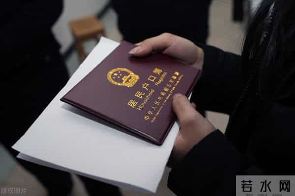 上大学迁户口被大学录取后要不要迁户口？迁移户口有哪些坏处，很多家长不知道