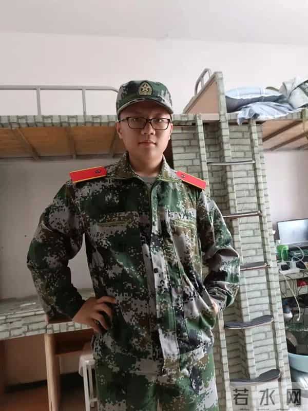 在教学楼里和学长