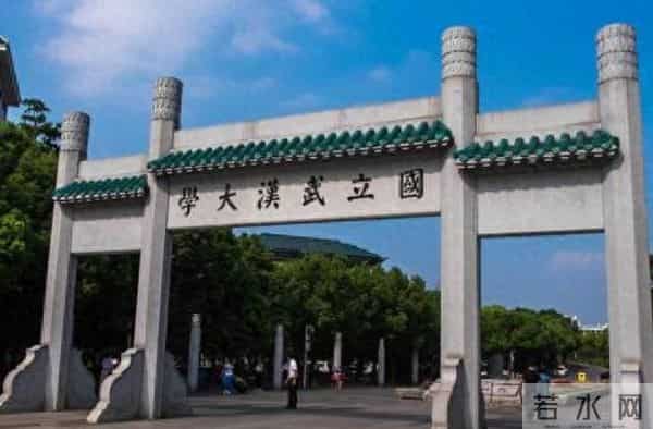 武汉大学的“恋爱公开课”，学生扒墙翻窗也要听，现场异常火爆