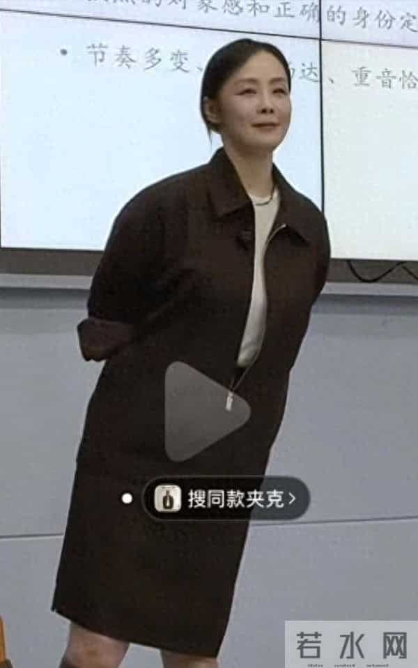 老师的特别授课五十岁教授穿短裙上课,网友吵翻天,她却把讲台变成了追剧现场