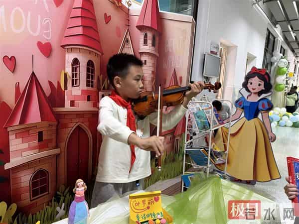 读书日是哪一日向同学推荐好书，还有学生尝试写“书”，小学读书节让书香弥漫校园