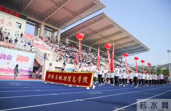 校运会通讯稿英姿飒爽展青春风采 顽强拼搏迎百年华诞——兰州交通大学第五十二届运动会隆重开幕