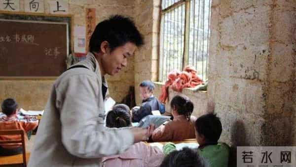 他大学毕业后,去偏远山区支教,月薪880元,他坚守11年,为啥?