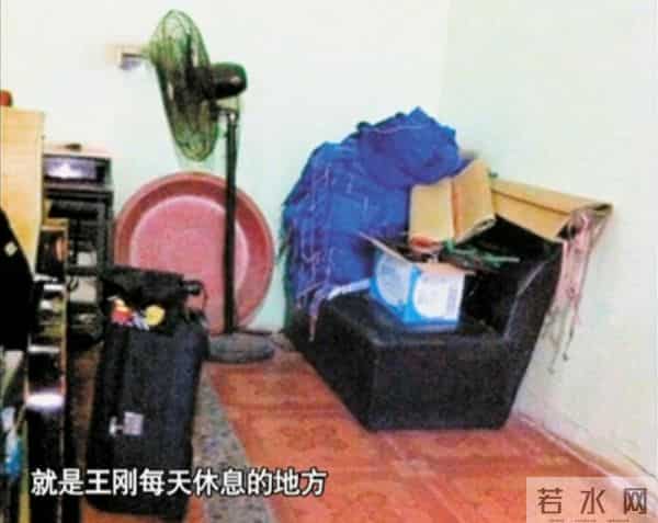 大学生寂寞成灾悲剧！湖北22岁大学生网游成瘾，沉溺网吧10年，归家5天后惨死