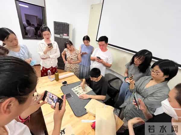 这届打工人流行上夜校