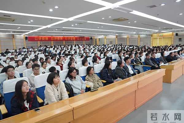 开学第一堂课皖南医学院党委书记夏劲松为2025级新生讲授“开学第一课”