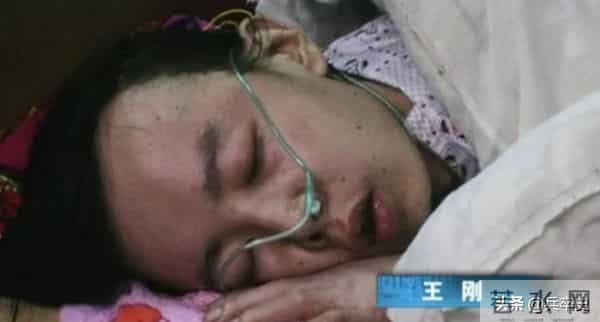 大学生寂寞成灾悲剧！湖北22岁大学生网游成瘾，沉溺网吧10年，归家5天后惨死