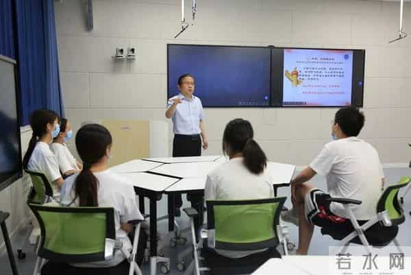 校长封银曼上台讲防疫抗疫思政课：同学，胸怀祖国奋进新时代