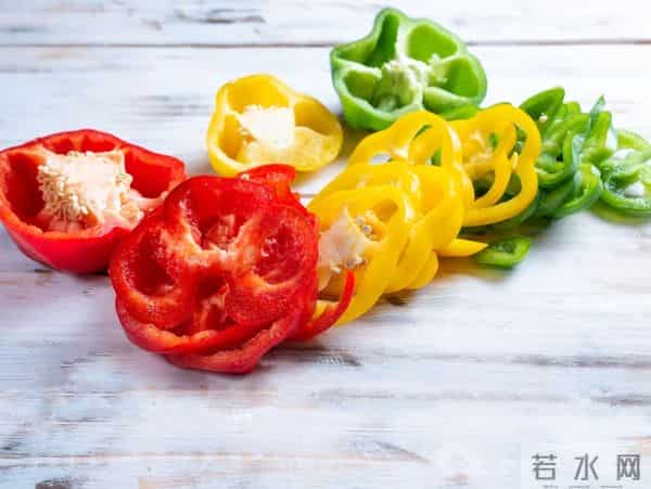 17C142维生素C是西红柿的近10倍 每天吃一个甜椒就够了