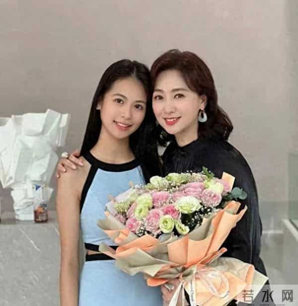 她是清华教授之女，拍三级片与父母决裂，如今再不让女儿进娱乐圈