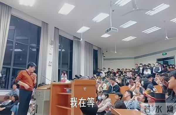 武汉大学的“恋爱公开课”，学生扒墙翻窗也要听，现场异常火爆
