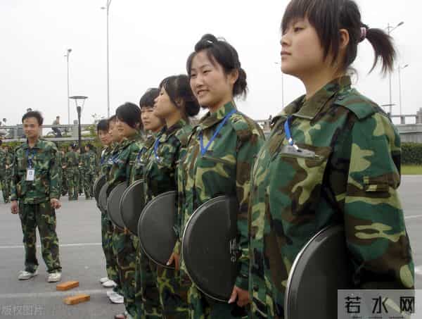 高一军训口号高中的第一课是军训，军训期间，高一学生有哪些注意事项？