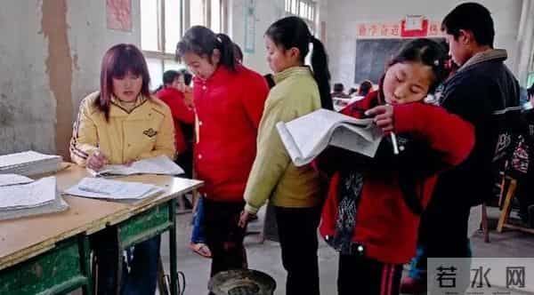 那年我在农村学校代课,因自卑错过了女老师,四年后娶了对的人