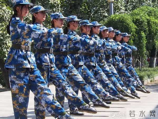 军训间隙练一字马,山东师大舞蹈新生首秀靓丽而精彩