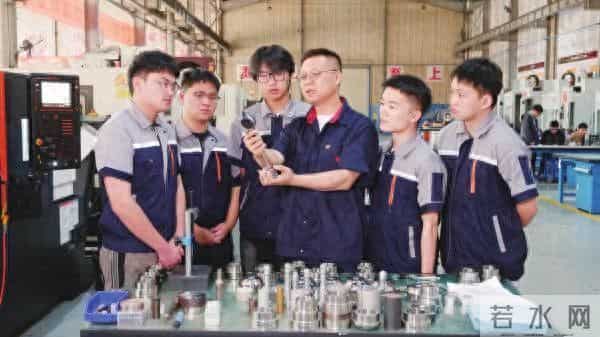 【2025最美教师】欧阳陵江:以匠心育英才