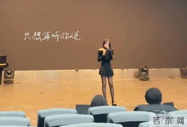 南京艺术学院,一女大学生竟穿黑丝参加期末考试,网友们纷纷调侃