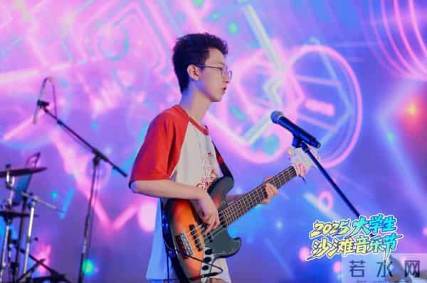大学生音乐节青春旋律点燃日照夜空！2025大学生沙滩音乐节精彩继续