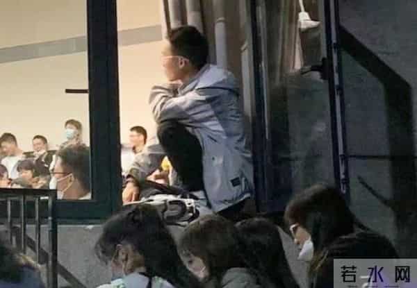 武汉大学的“恋爱公开课”，学生扒墙翻窗也要听，现场异常火爆