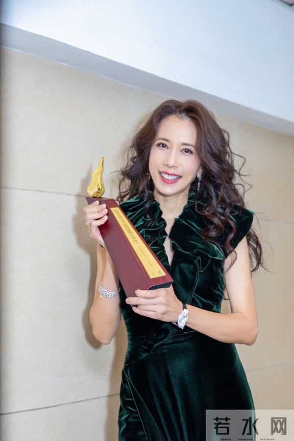 郑强最新演讲打脸了!耐克暴涨2000亿重回巅峰,郑强教授一语点醒众人